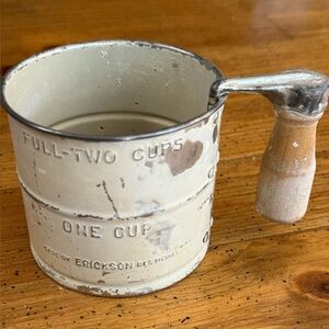 Vintage Erickson Des Moines 1930s Farmhouse-Style Flour 2-Cup Metal Sifter